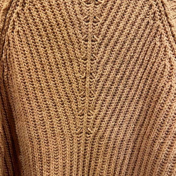 Pink Sweater Size Large. Like new condition, soft, comfortable and flattering. - Picture 5 of 6